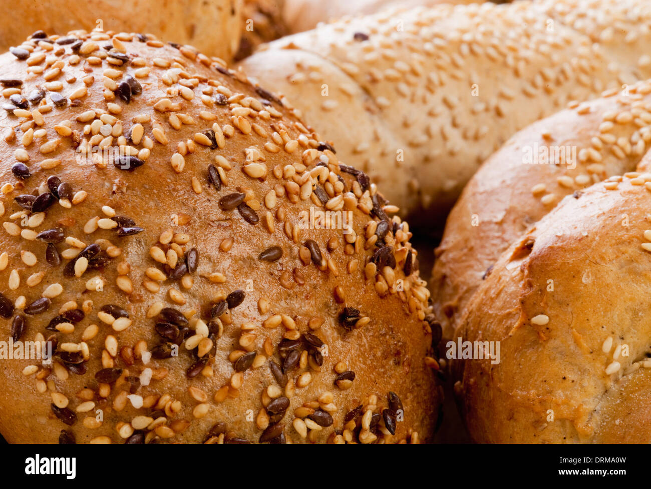 Auswahl an verschiedenen Brotsorten und Brötchen vom Bäcker Stockfoto