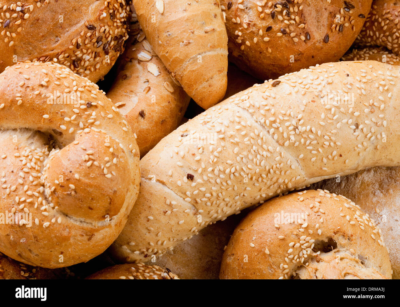 Auswahl an verschiedenen Brotsorten und Brötchen vom Bäcker Stockfoto