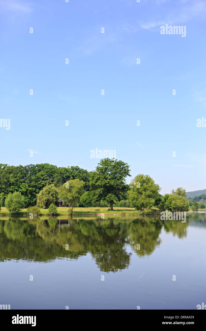 Sommerlandschaft am See in Lichtenfels, Deutschland Stockfoto
