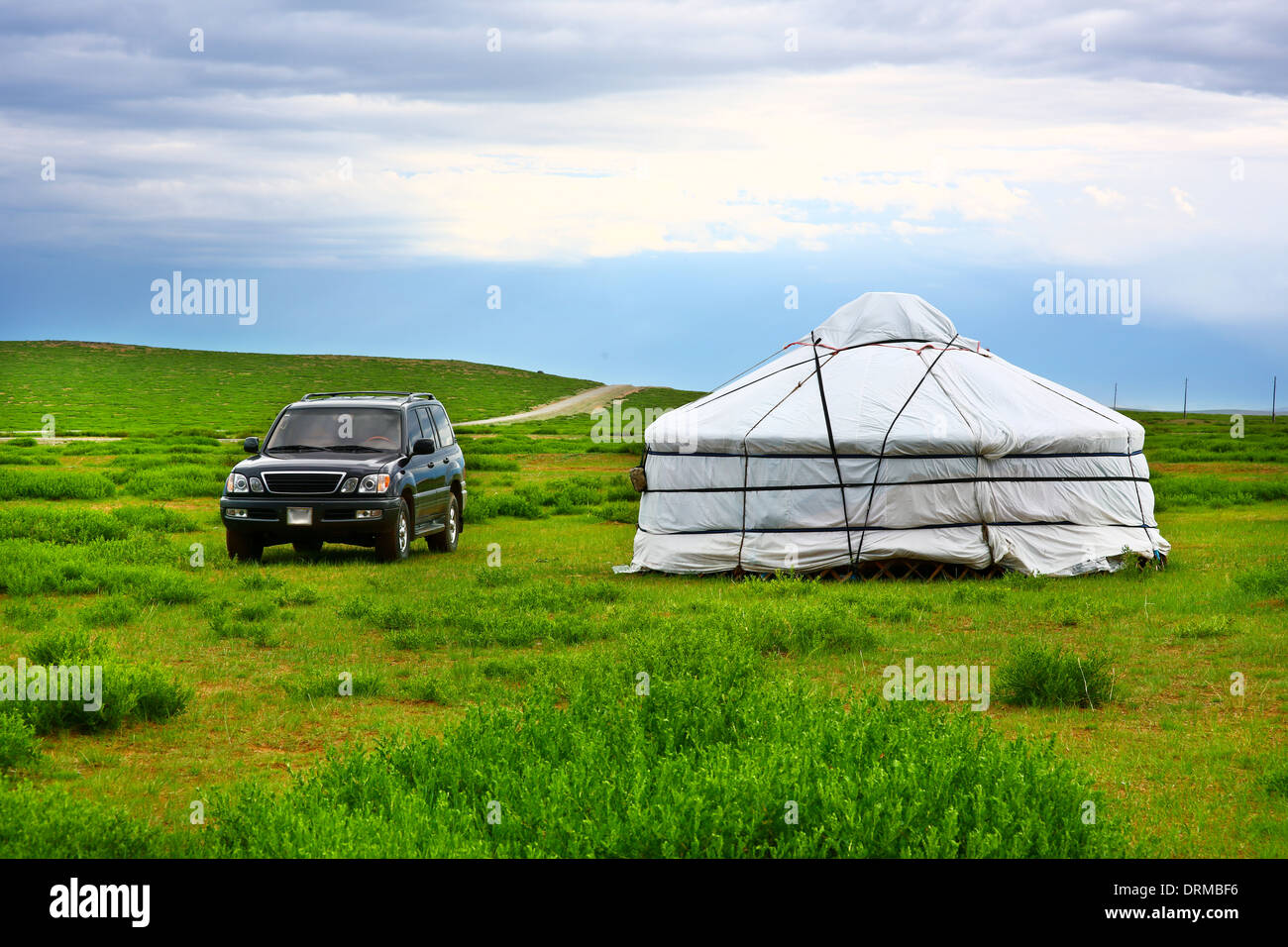 Jeep parkte neben Jurte Stockfoto