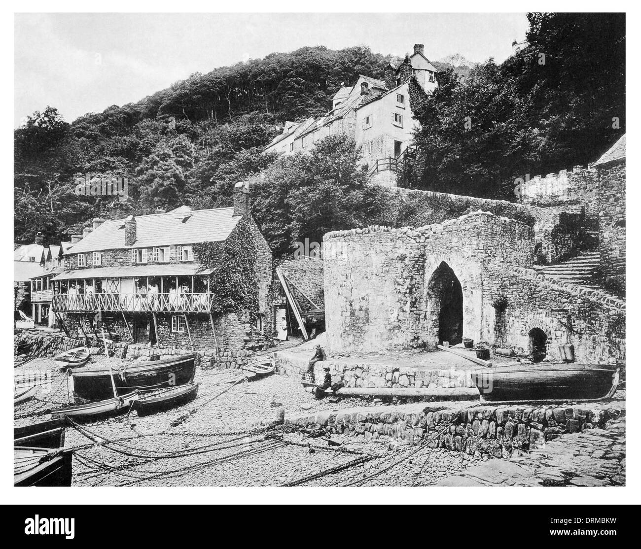 Clovelly ist ein kleines Dorf in der Torridge von Devon, England.  Verrückte Kate Hütte Bilder aus dem Monat Circa 1910 Stockfoto