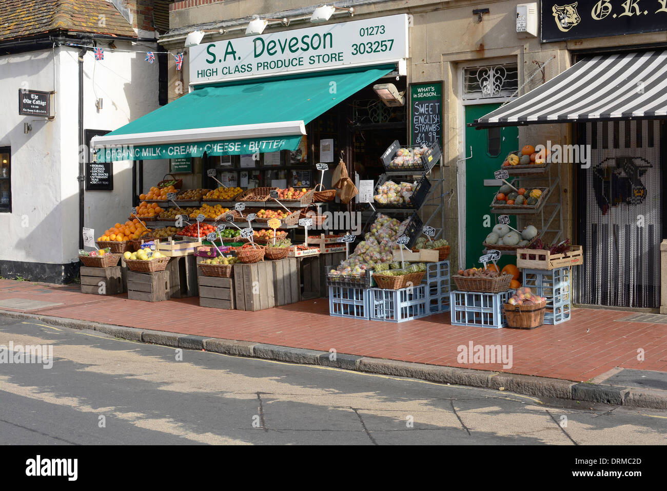 Obst-und Gemüsehändler Shop mit Outdoor-Display in Rottingdean in der Nähe von Brighton. East Sussex. England Stockfoto