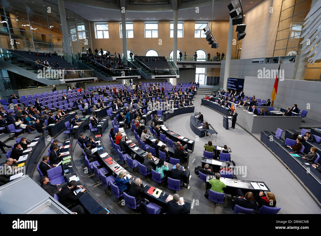 Berlin, Deutschland. 29. Januar 2014. Kanzlerin Merkel gibt eine Regierungserklärung im Deutschen Bundestag in Berlin. Im Anschluss an Tagung des Kabinetts in Meseberg, umreißt die Kanzlerin die Schwerpunkte der Arbeit der Bundesregierung in den kommenden Jahren. / Foto: Gregor Gysi, Vorsitzender der Linkspartei im Parlament. Bildnachweis: Reynaldo Chaib Paganelli/Alamy Live-Nachrichten Stockfoto