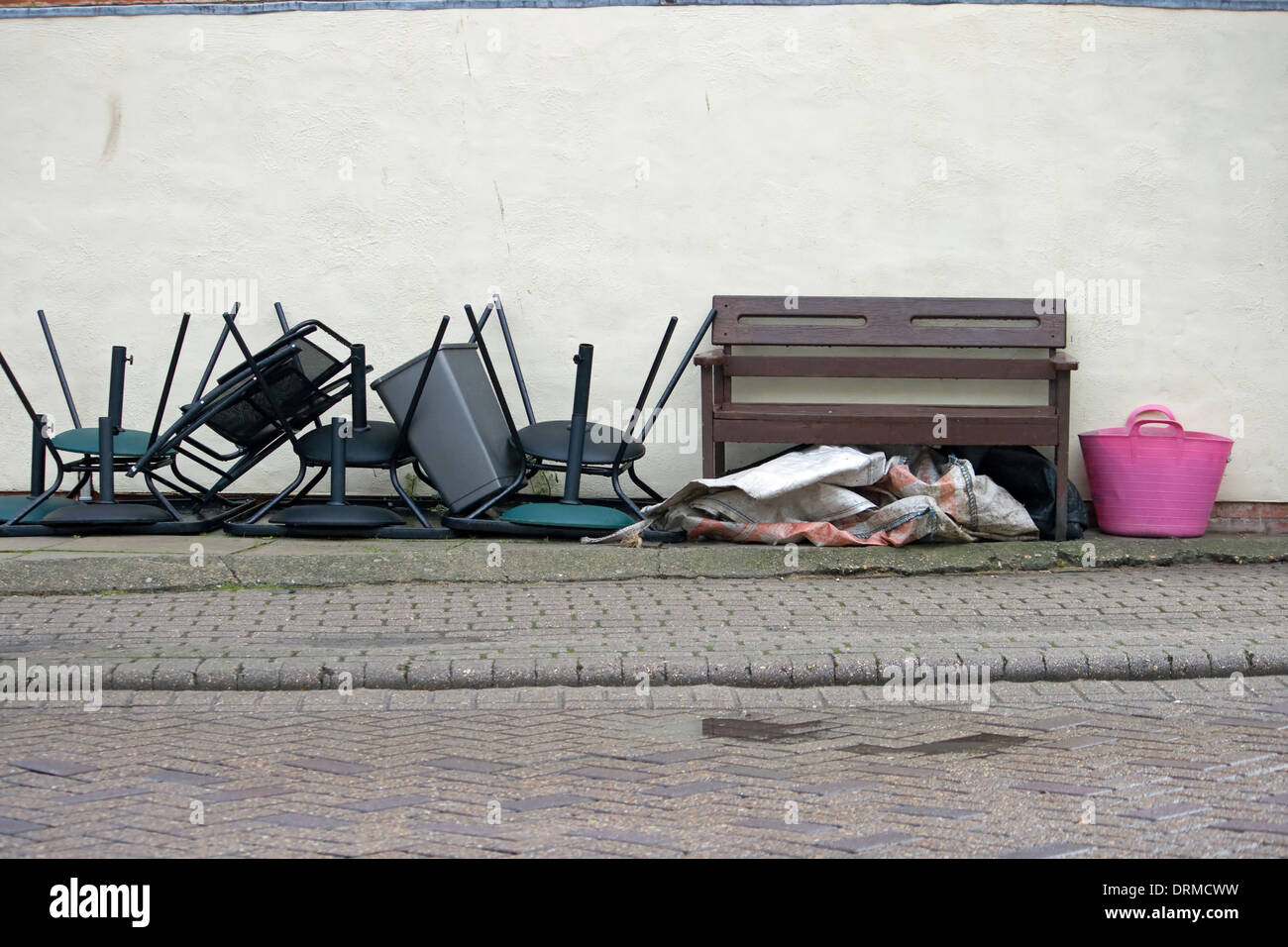 Alte Möbel und Haushaltsgegenstände Müll links in die Straße in Weymouth, Dorset. Stockfoto