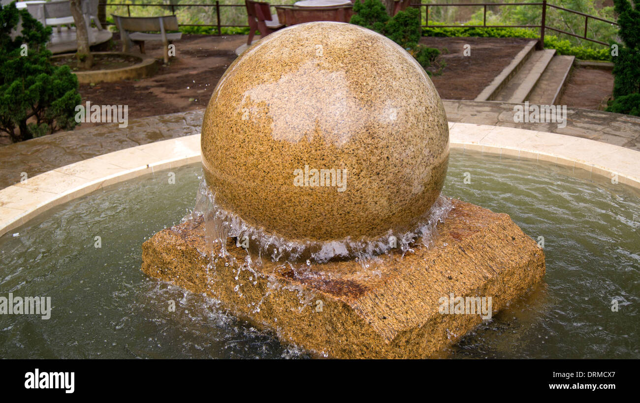 Großen Stein Kugel Brunnen Dalat Vietnam South East Asia Stockfoto