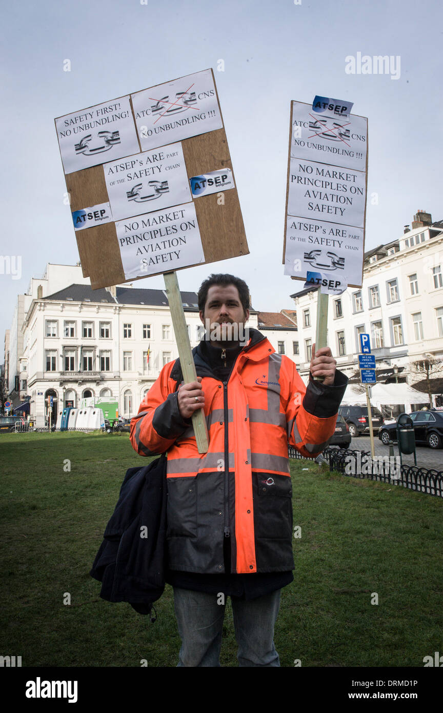 Brüssel, Bxl, Belgien. 29. Januar 2014. Protest der Air Traffic Controler aus EU-Ländern vor dem Europäischen Parlament Hauptquartier in Brüssel auf 29.01.2014. Europäischen breiten Streiks sind Teil der Proteste gegen die Pläne der Europäischen Union gegen einen einheitlichen europäischen Luftraum. von Wiktor Dabkowski Credit: Wiktor Dabkowski/ZUMAPRESS.com/Alamy Live-Nachrichten Stockfoto