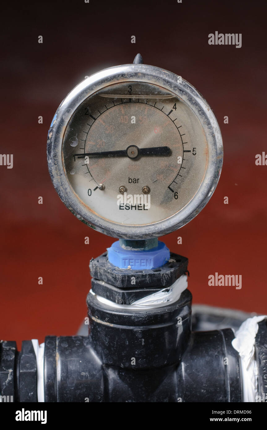 Wasser-Manometer auf einem Rohr Stockfoto