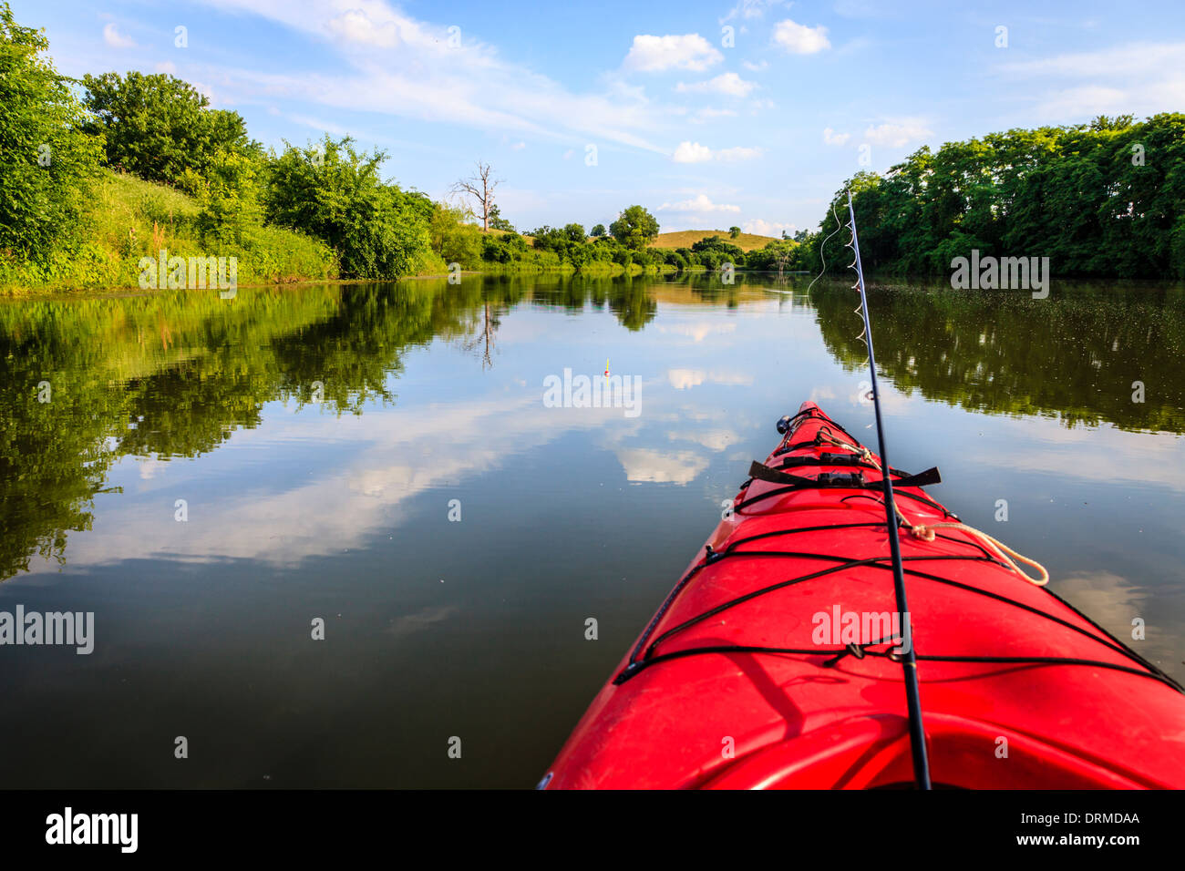 Angeln vom Kajak auf dem See Stockfoto