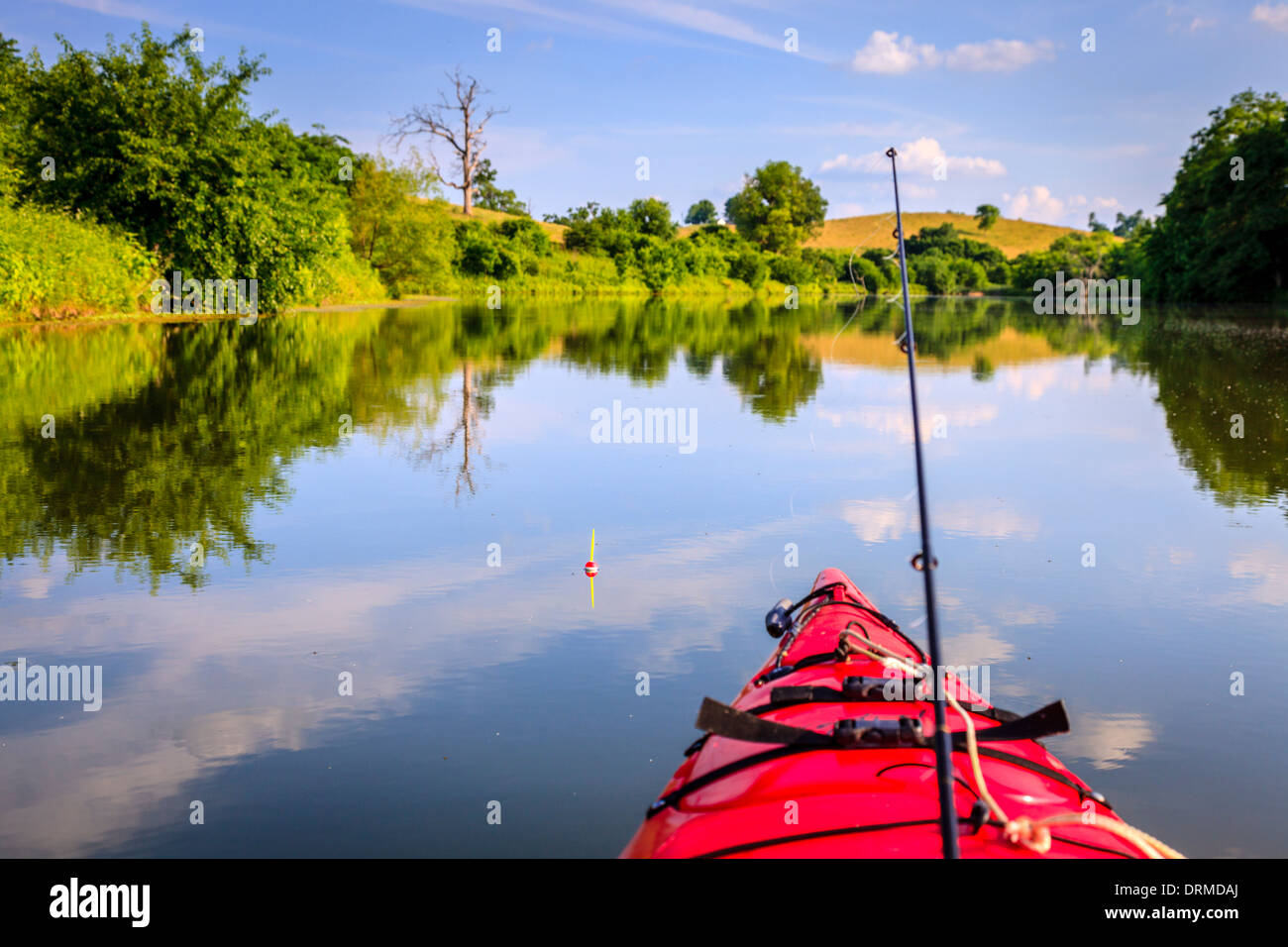 Angeln vom Kajak auf dem See Stockfoto