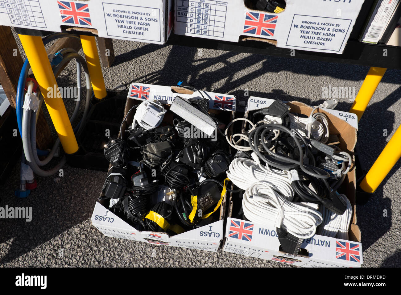 Schalen von Stromversorgungen und elektrische Kabel zu verkaufen Stockfoto