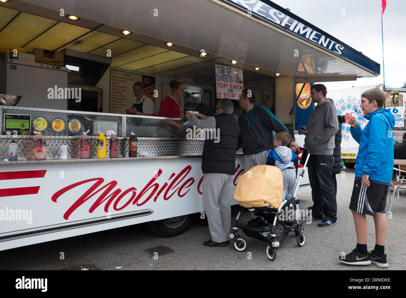 Menschen, die Schlange am Burger Van fettiges Essen schlecht Stockfoto