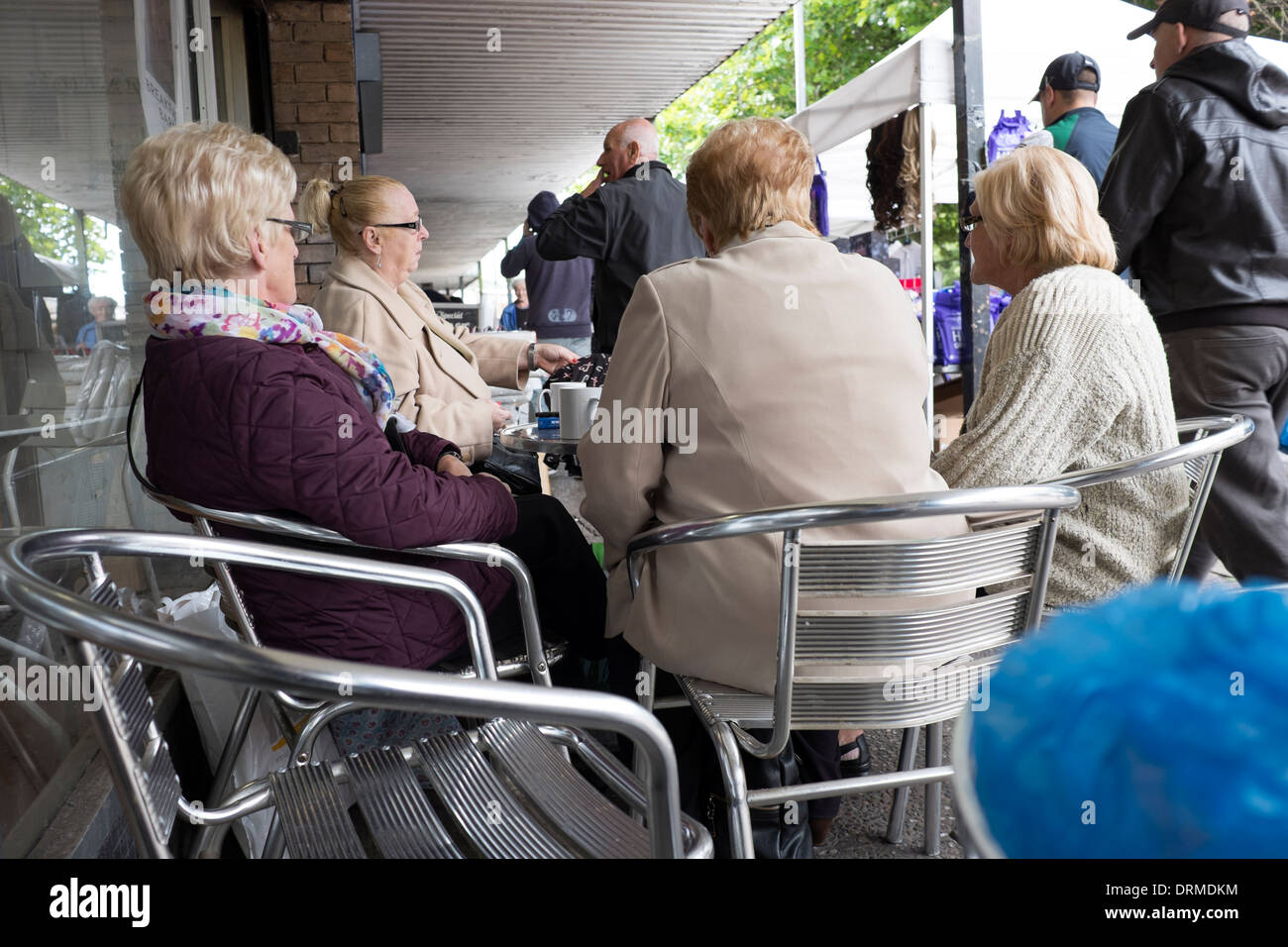 Alte Frauen im Café im freien Tisch trinken reden Stockfoto