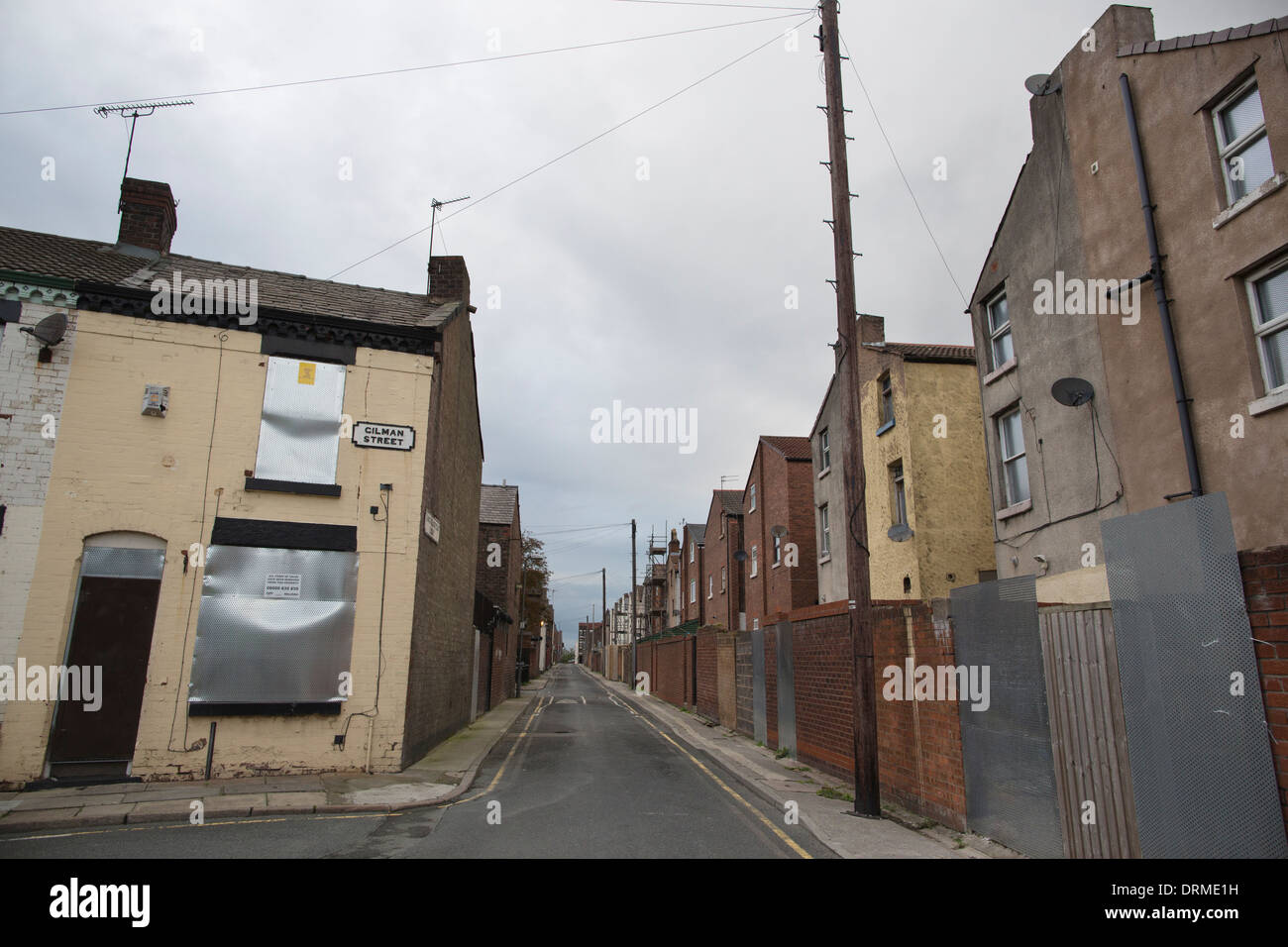 Verlassener Häuser auf Gilman Street, wo Liverpool Football Club aufgekauft haben Eigenschaften, die Haupttribüne, Anfield Road zu erweitern. Stockfoto