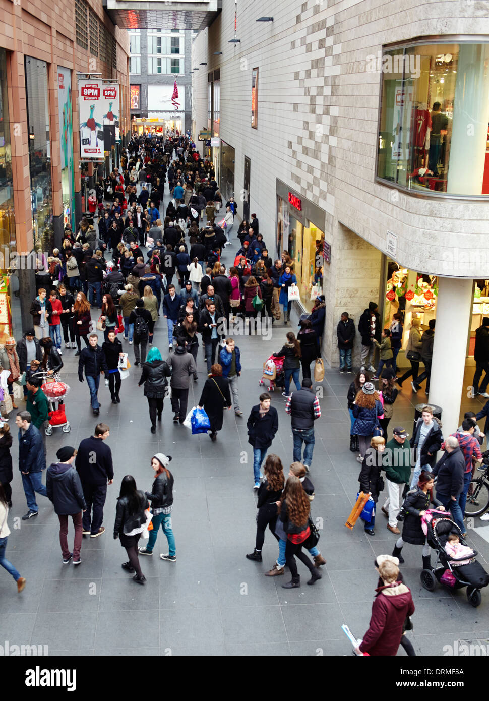 Shopper in Liverpool One Einkaufszentrum Stockfoto