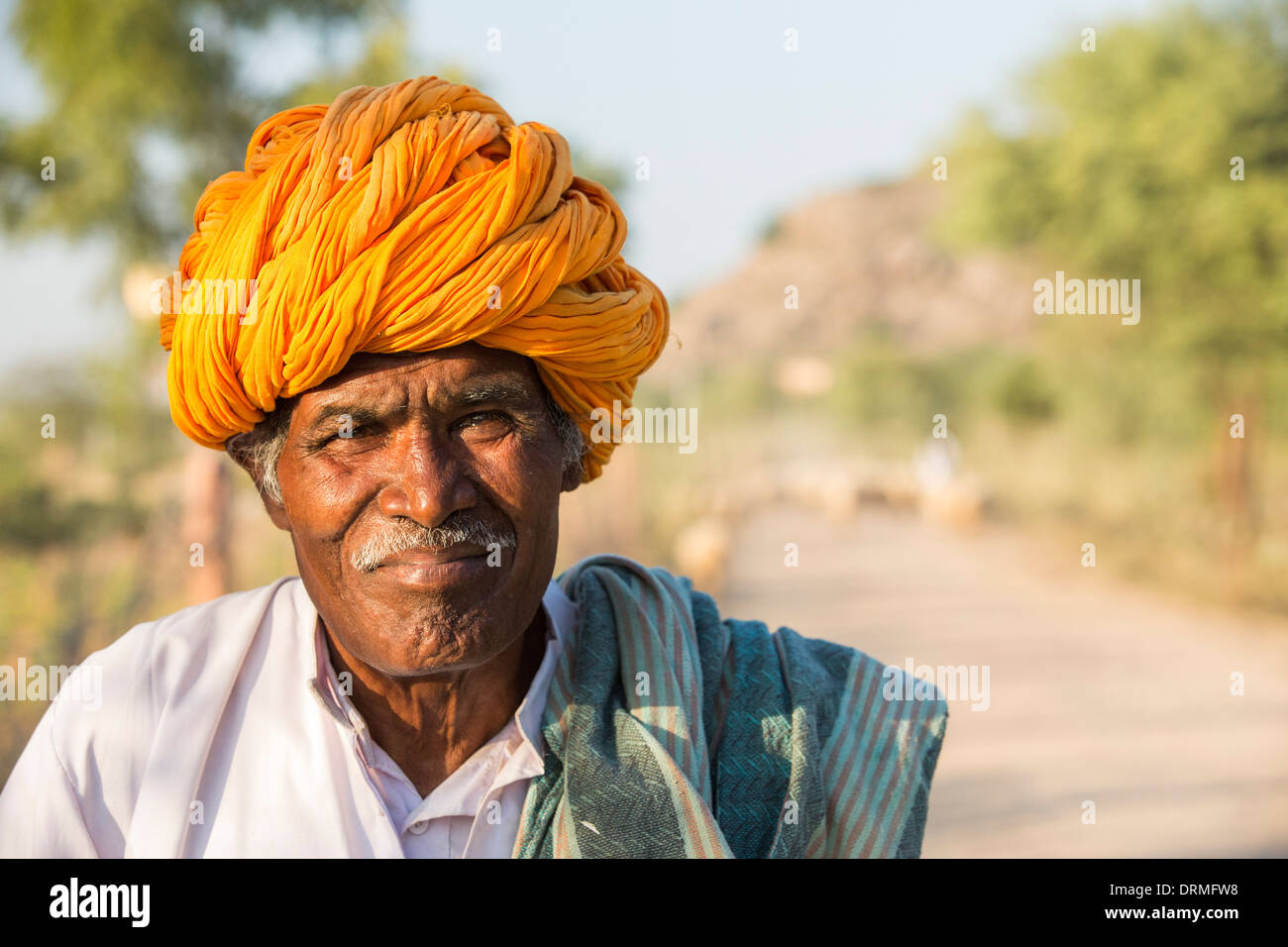 Ein Mann mit typischen Rajasthani Turban in Tilonia, Rajasthan, Indien. Stockfoto