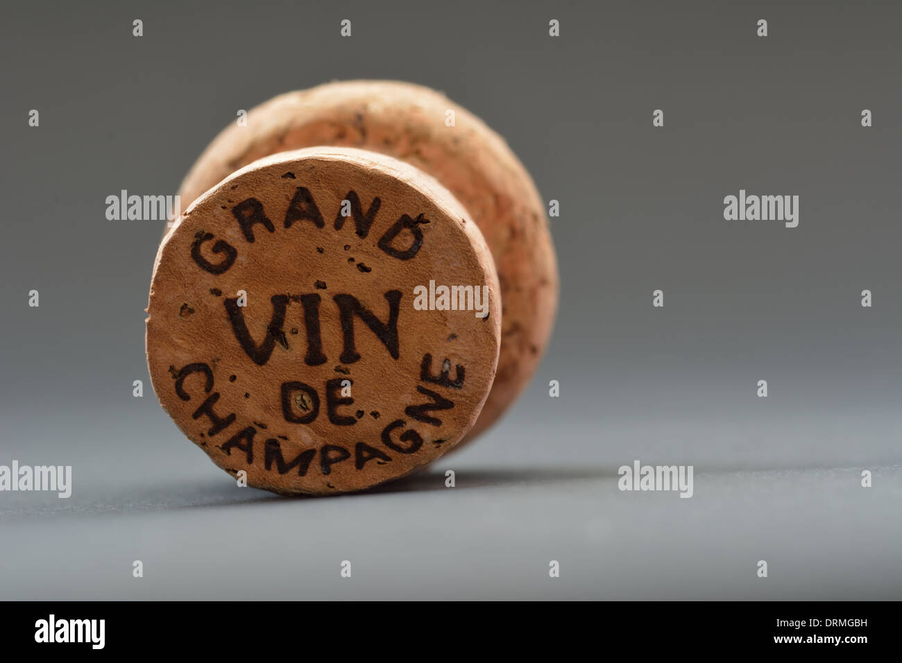 Ein Sektkorken Handauflegen ein sauberer Hintergrund Stockfoto