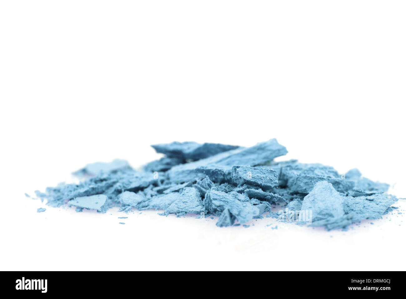 Zerkleinerte Lidschatten auf weiß. Beauty-Konzept Stockfoto