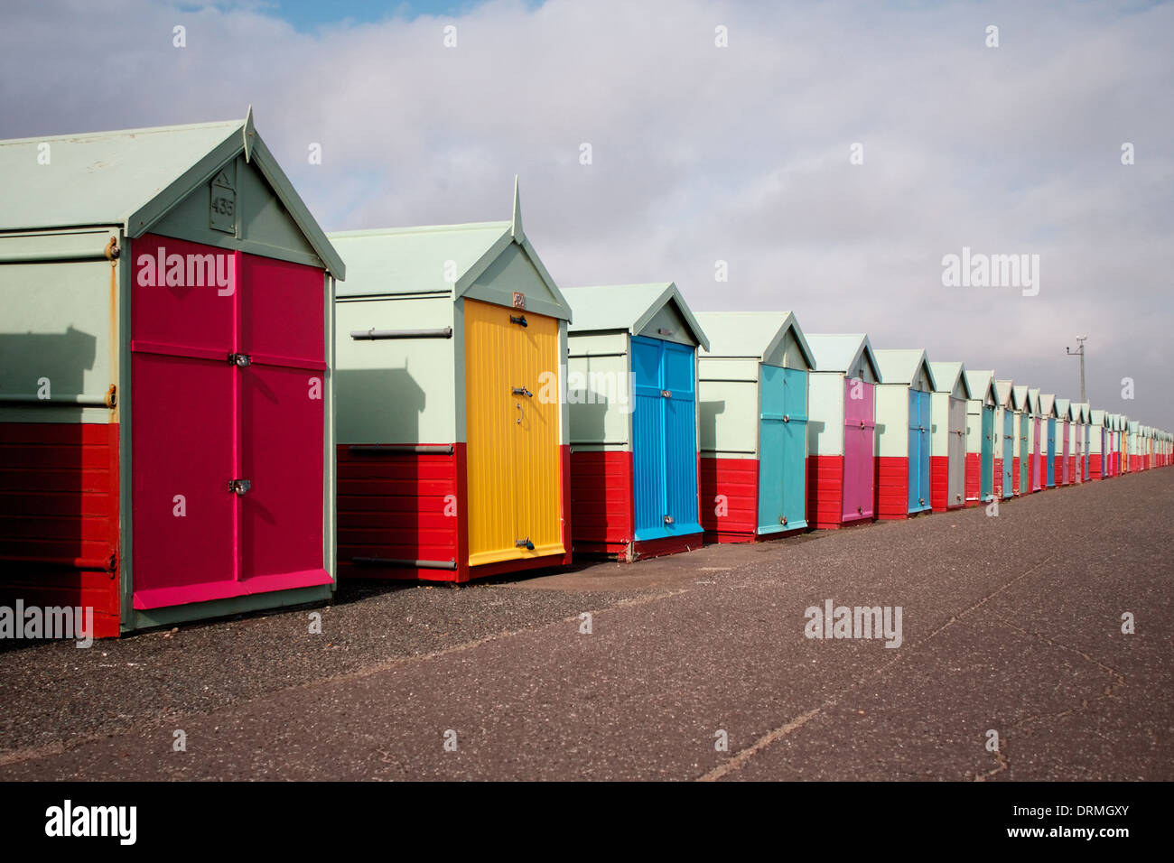 Farbenfrohe Strandhütten in Brighton & Hove, UK Stockfoto