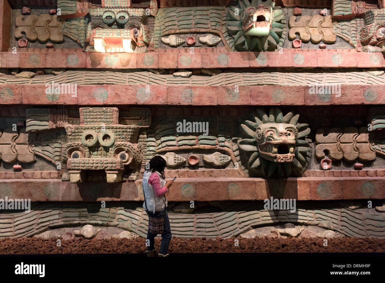 Aztekische Architektur, Replik der Fassade des Tempel des Quetzalcoatl in Teotihuacan. Stockfoto