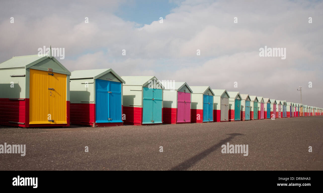 Farbenfrohe Strandhütten in Brighton & Hove, UK Stockfoto