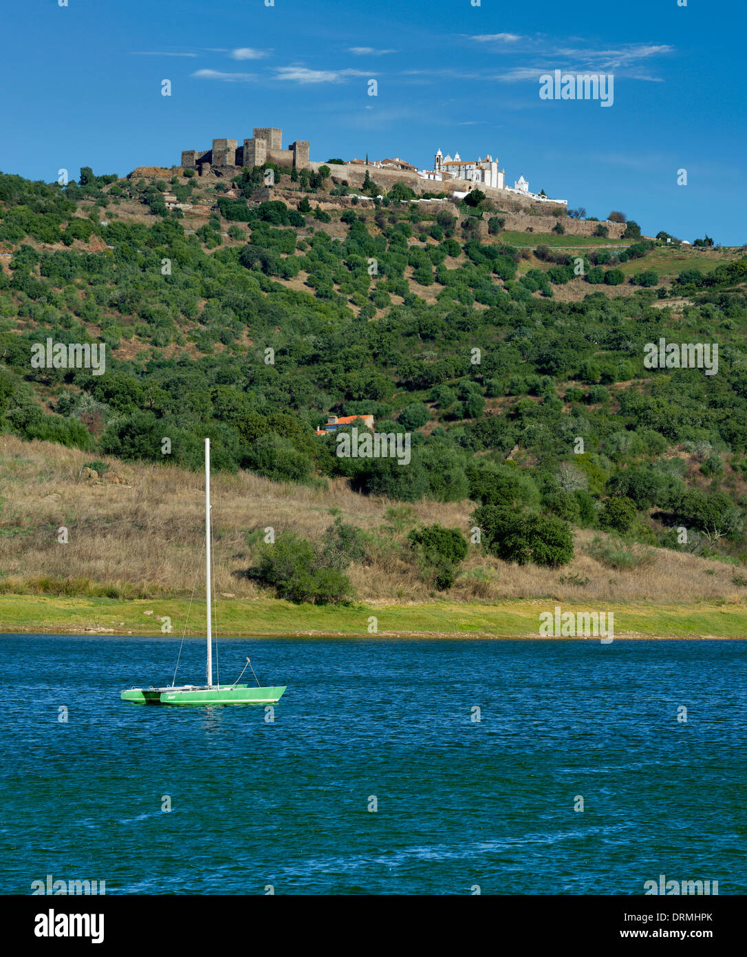 Portugal, Alentejo, Monsaraz über die Albufeira gesehen tun Alqueva-See Stockfoto