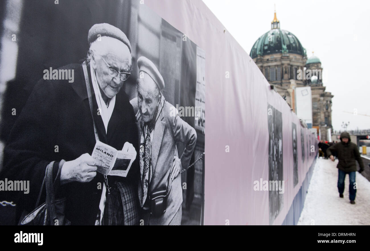 Das Foto des Germin von 1970 "Zwei ältere Frauen reisen" (L) gehört zu den 64 Fotos von der Open-Air-Ausstellung in Berlin, Deutschland am 29. Januar 2014 eröffnet. Die Stiftung "Berlin Palace - Humboldt-Forum" zeigt Bilder auf einer 170 Meter langen Bauzaun entlang der Spree. Foto: Bernd von Jutrczenka/dpa Stockfoto