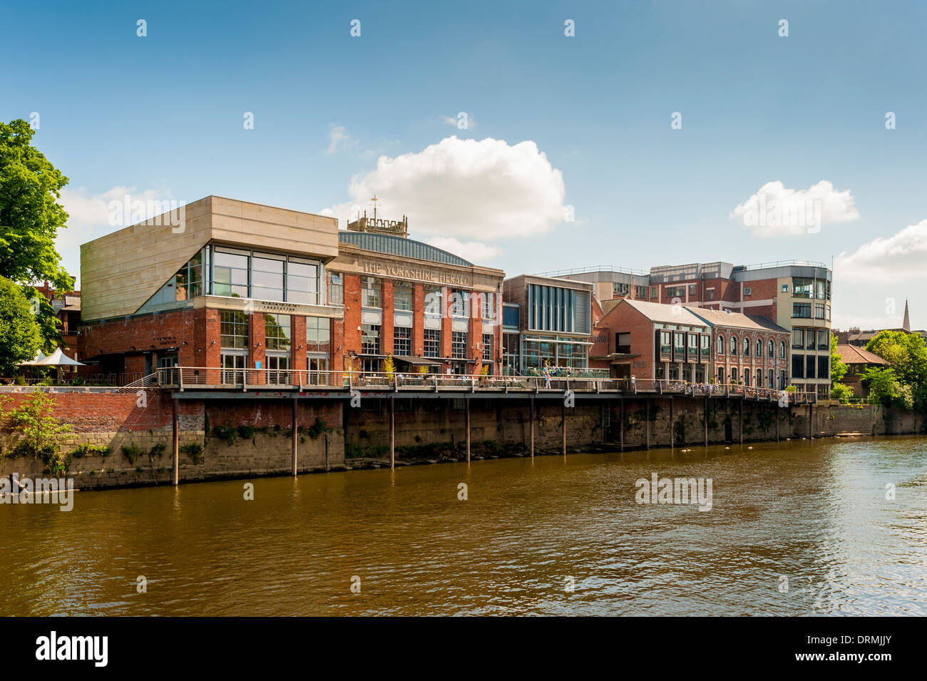 Blick auf den Yorkshire Herald-Gebäude, York und Fluss Ouse. Stockfoto