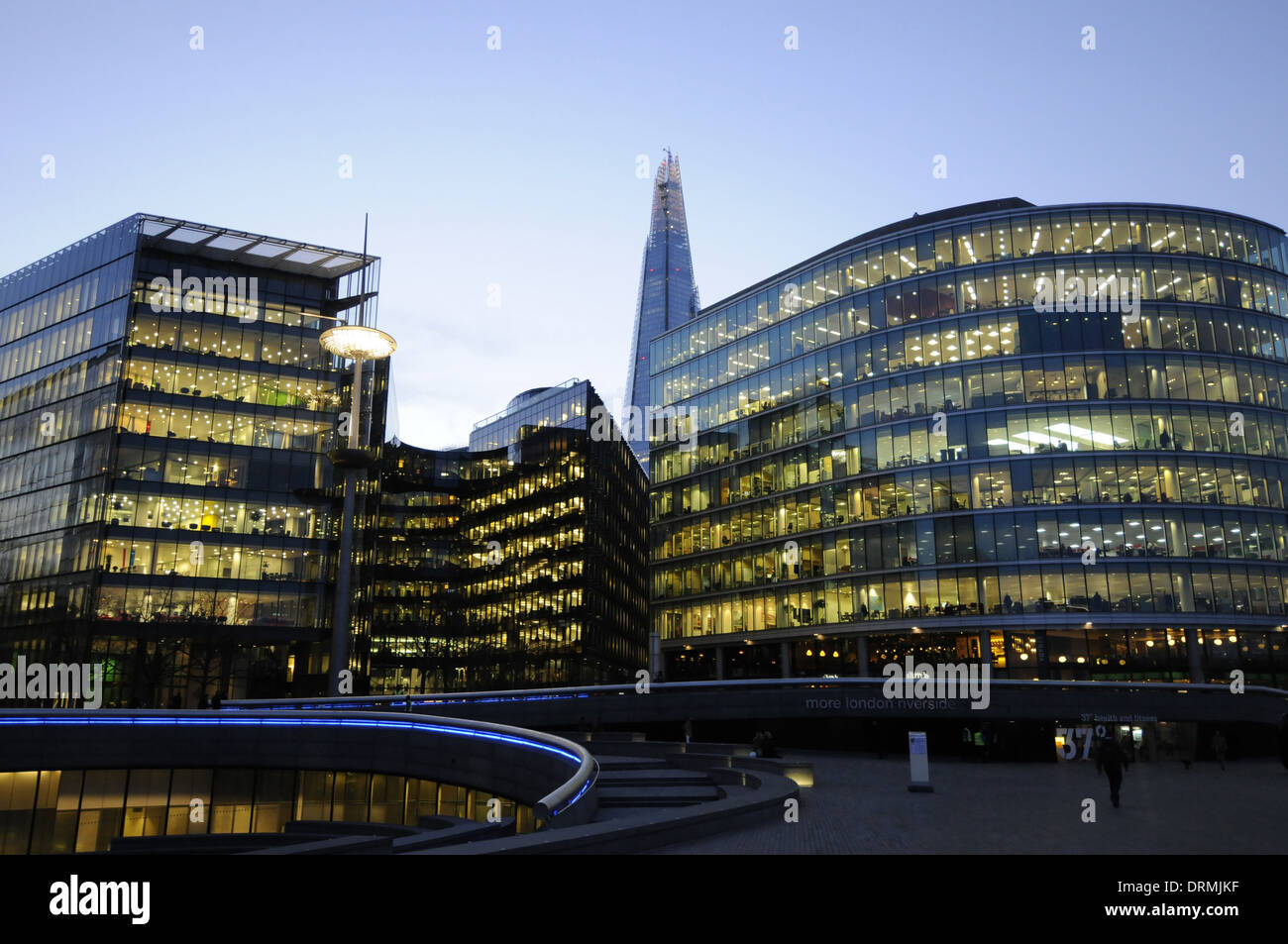 Büros in More London und die Scherbe an der Nacht London England Stockfoto