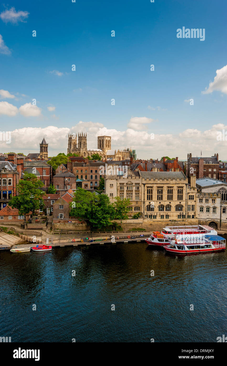 Erhöhte Ansicht von festgetäuten Touristenbooten auf dem Fluss Ouse Mit der Guildhall und dem York Minster in der Ferne Stockfoto