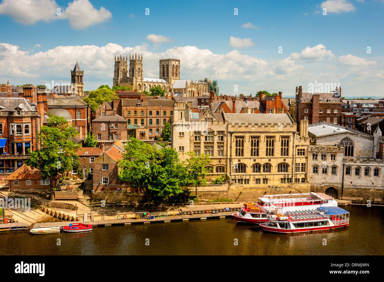 Erhöhten Blick auf die Guildhall York Minster und dem Fluss Ouse Stockfoto