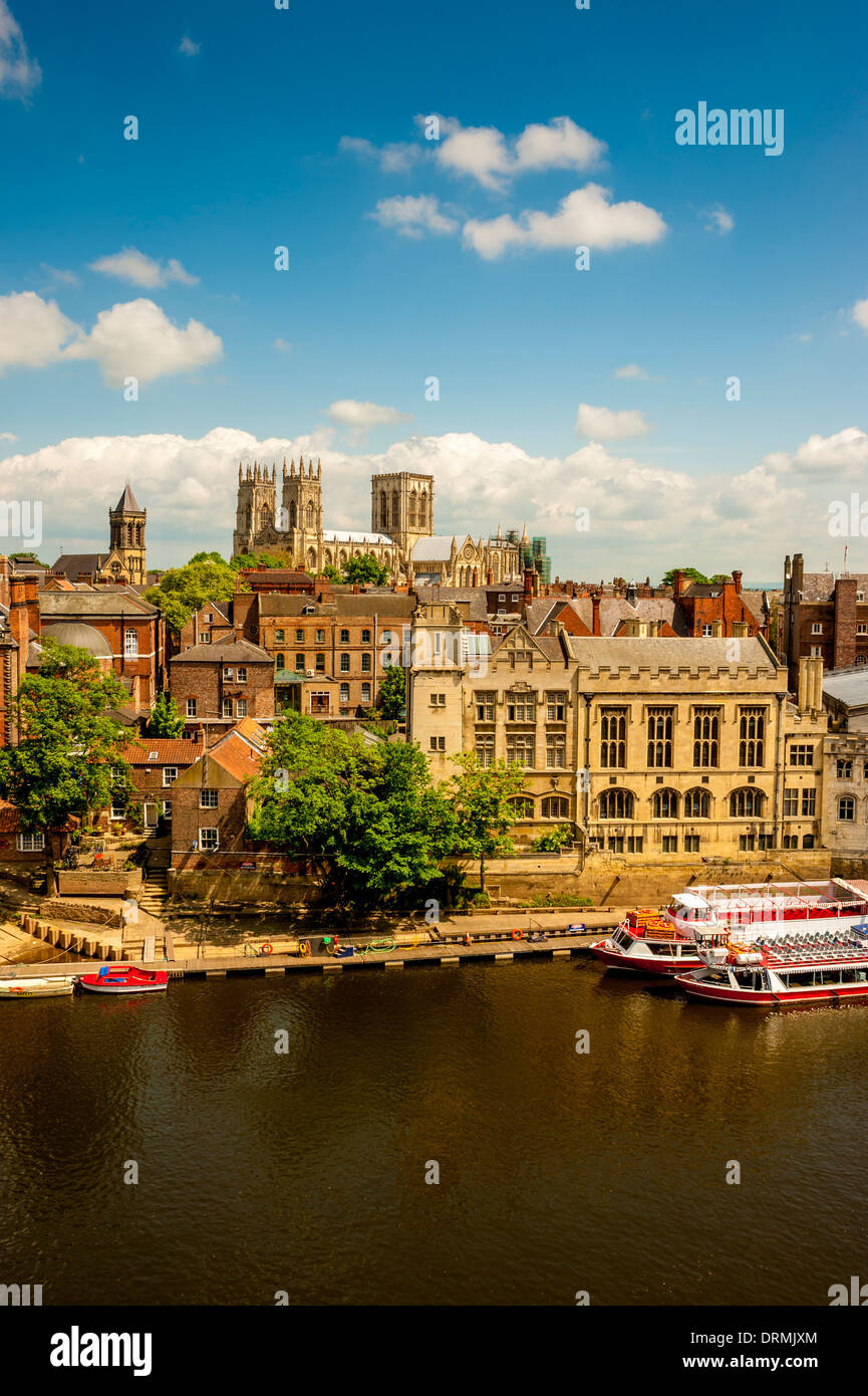 Erhöhten Blick auf die Guildhall York Minster und dem Fluss Ouse Stockfoto