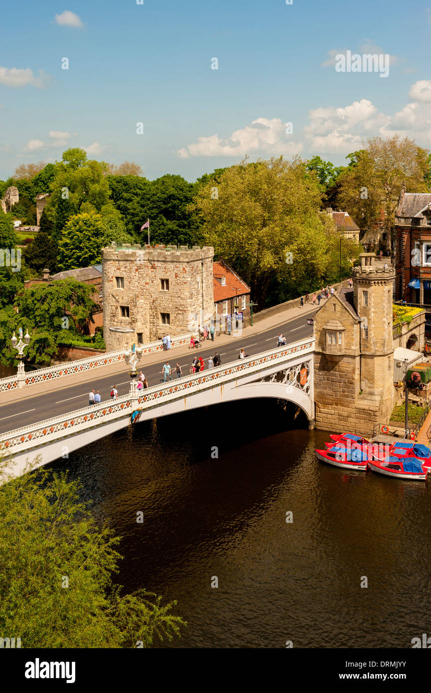 Erhöhten Blick auf Fluss Ouse, Lendal Bridge und Lendal Turm. Stockfoto