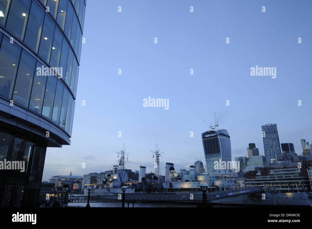 Büros in More London und Themse in der Abenddämmerung mit HMS Belfast und City of London Skyline London England Stockfoto