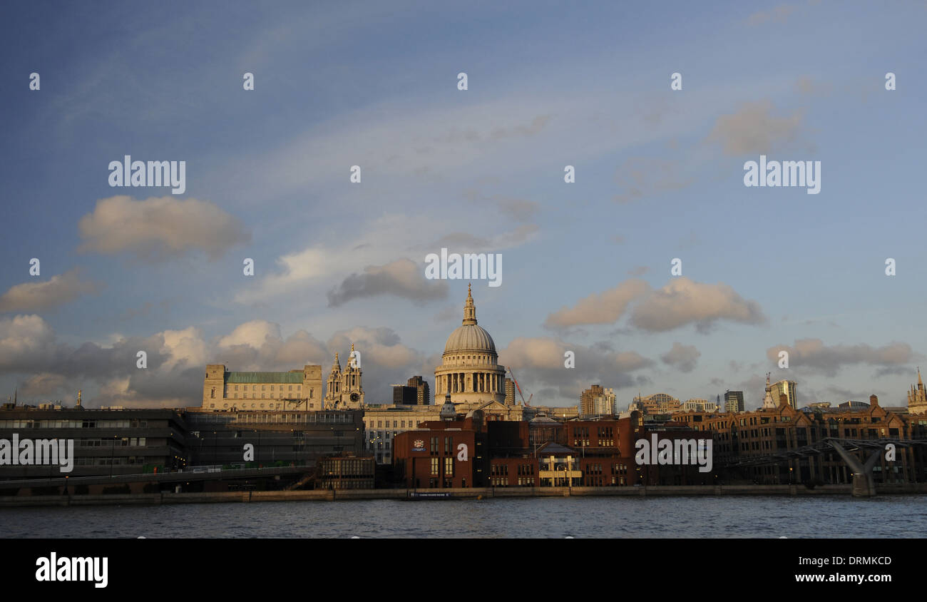 St Pauls Cathedral und der Themse und der Millennium Bridge London England Stockfoto