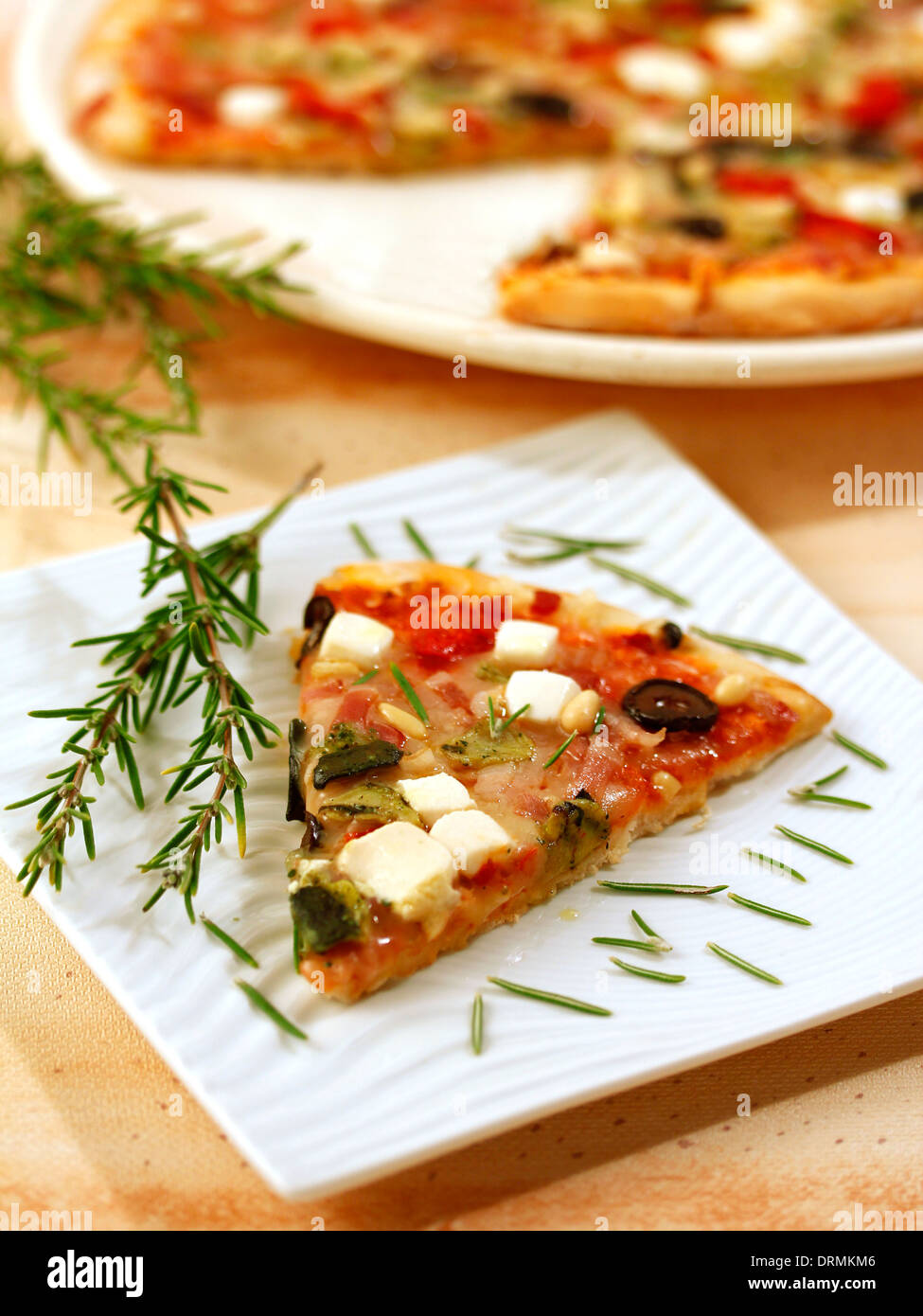 Mediterrane Pizza. Rezept zur Verfügung. Stockfoto