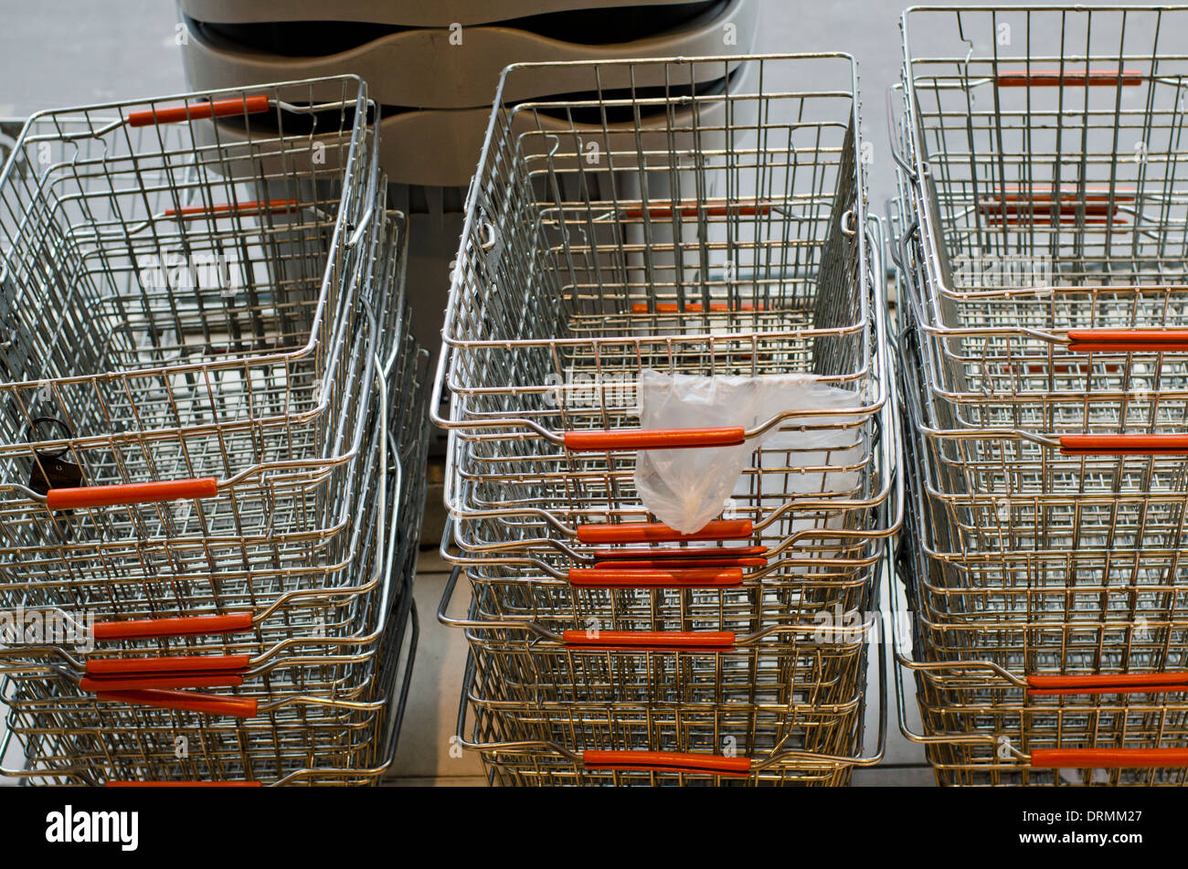 Stapeln sich Körbe Lebensmittel im Supermarkt. Stockfoto