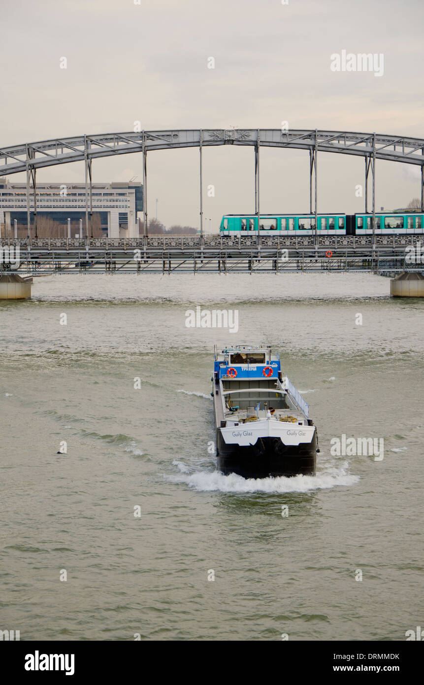 Austerlitz-Viadukt mit vorbeifahrenden Paris Metro und Kanalboot Versand Ware, Überquerung des Flusses Seine, Paris, Frankreich. Stockfoto