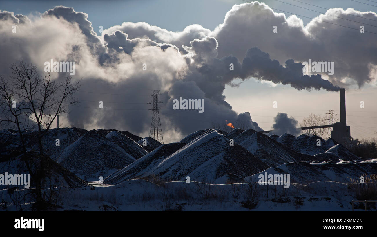 Detroit, Michigan - Rauch aus einem US-Stahlwerk auf Zug Insel. Stockfoto