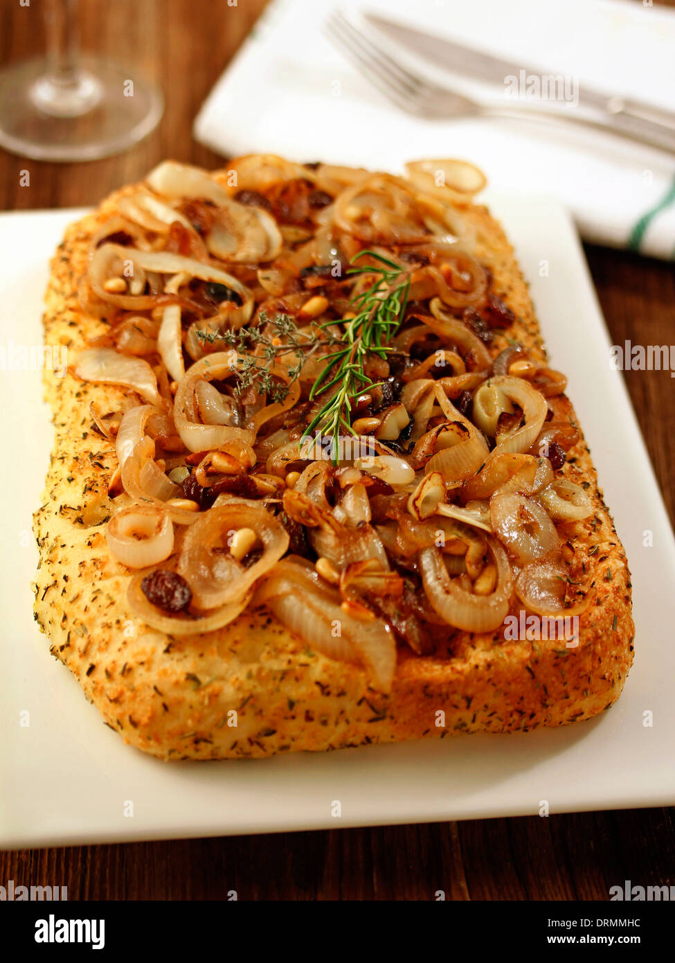 Focaccia mit karamellisierten Zwiebeln. Rezept zur Verfügung. Stockfoto