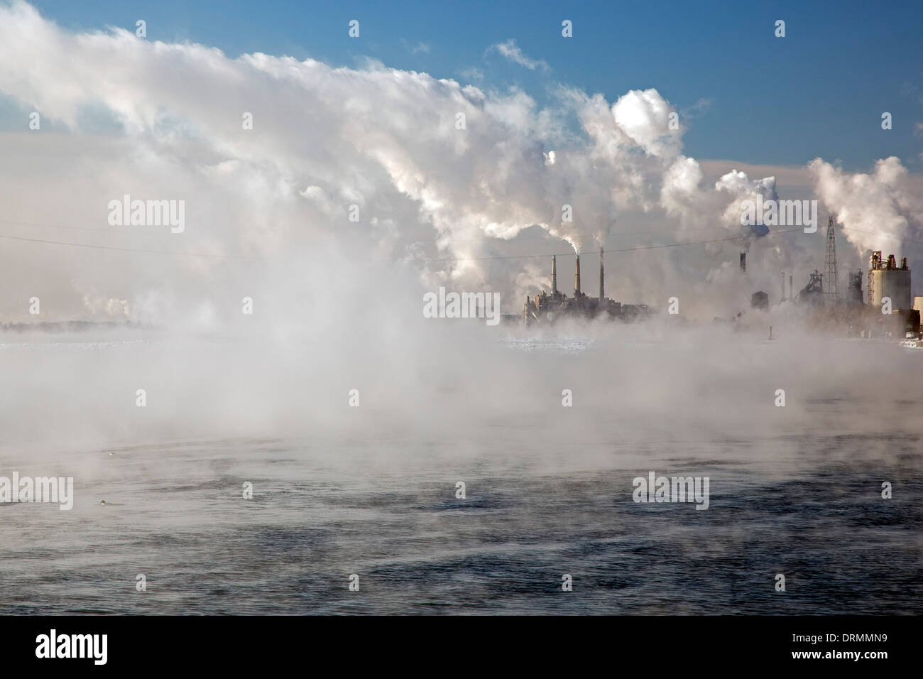 Detroit, Michigan - Rauch aus den Industrie-Mischungen mit Wasserdampf aus den Detroit River auf einer unter Null am Morgen. Stockfoto