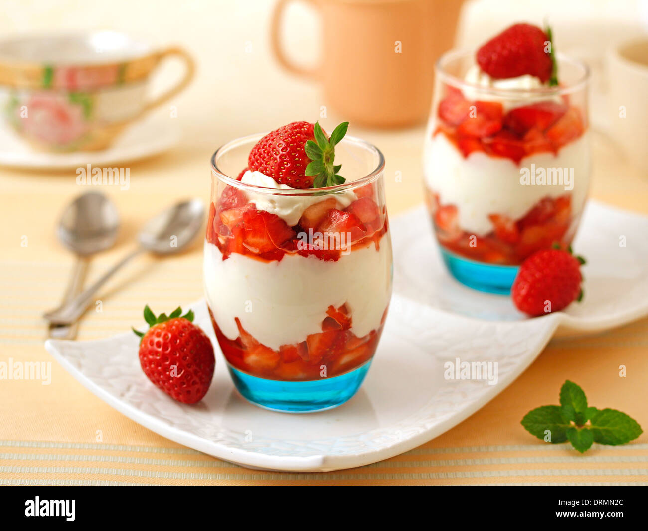 Erdbeeren mit Mascarpone. Rezept zur Verfügung. Stockfoto