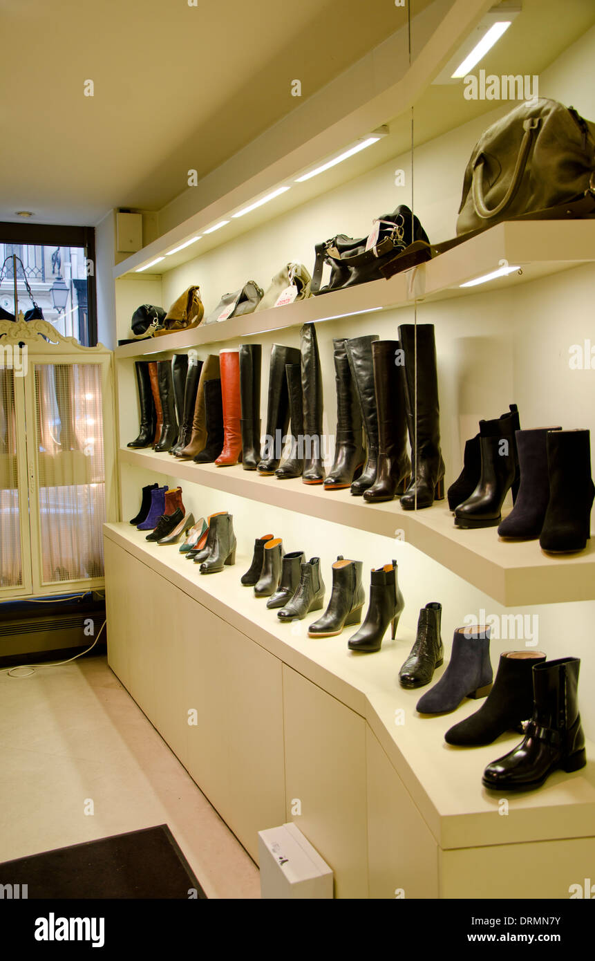Innenraum eines exklusiven High-End-Schuh-Shops mit einer Sammlung von Damenschuhe in Paris, Frankreich. Stockfoto