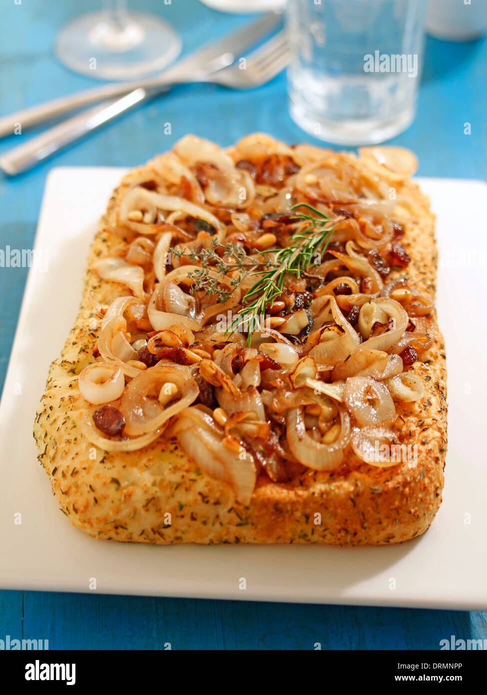 Focaccia mit karamellisierten Zwiebeln. Rezept zur Verfügung. Stockfoto