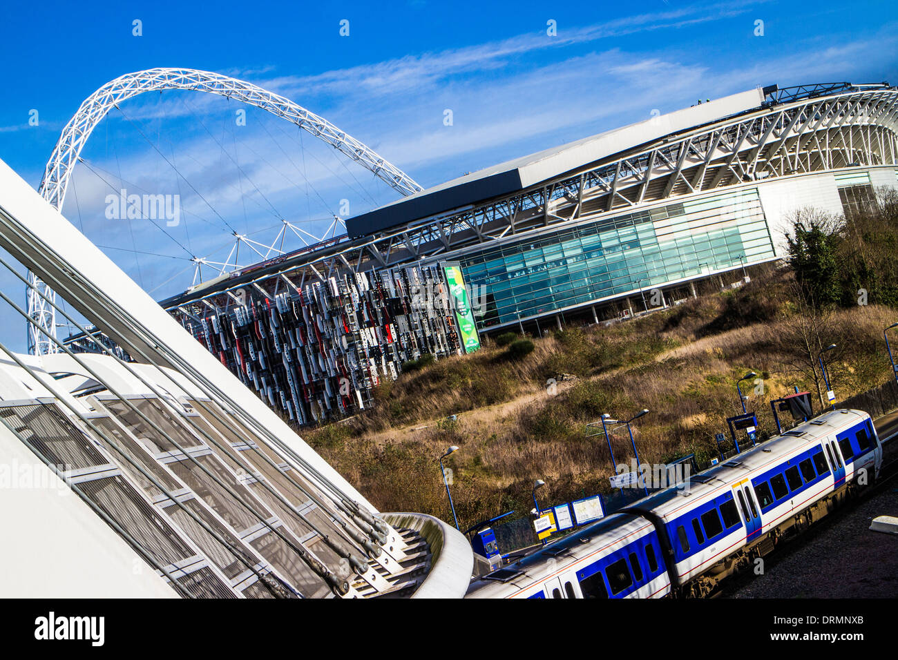 Wembley-Stadion mit der Stadion-Station unten Stockfoto