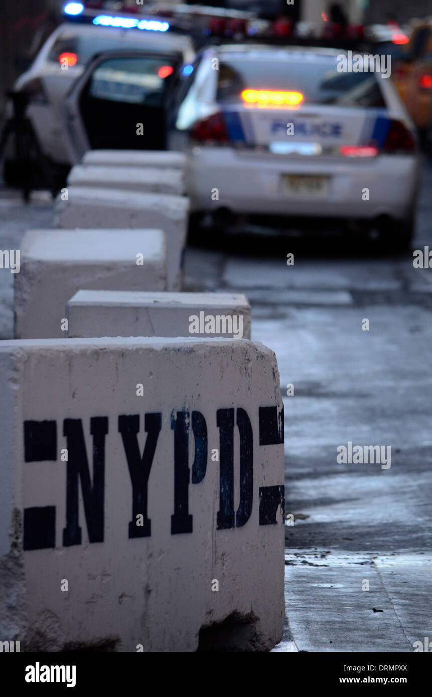 New York City, NY, USA. 29. Januar 2014.  Hohen Polizeipräsenz am Superbowl Boulevard in NYC Credit: Michael Glenn/Alamy Live News Stockfoto