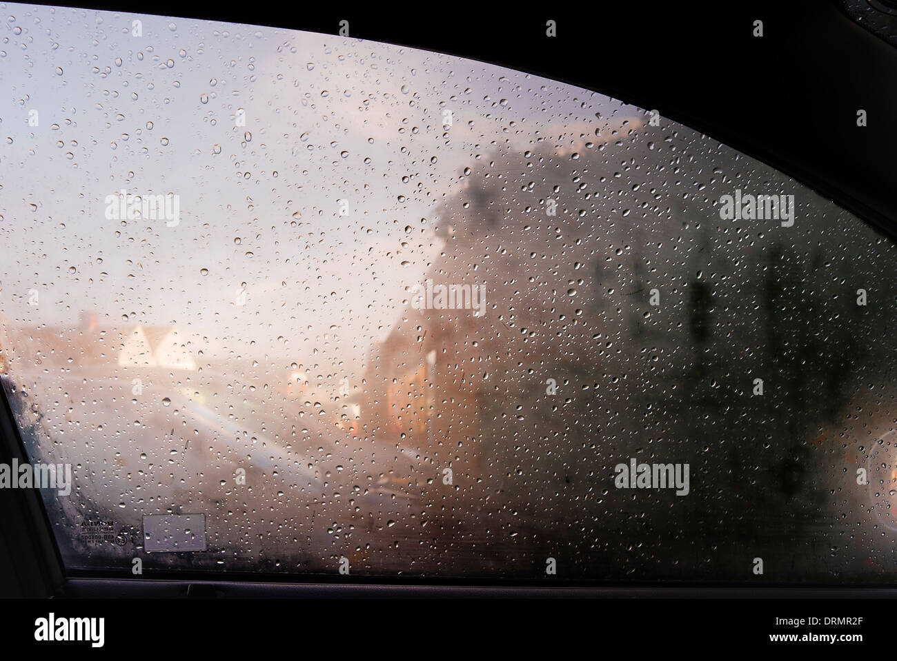 Sichtbarkeit reduziert, wenn die Seitenscheibe des Autos mit Kondensation während eines Regenschauers beschlagen ist Stockfoto