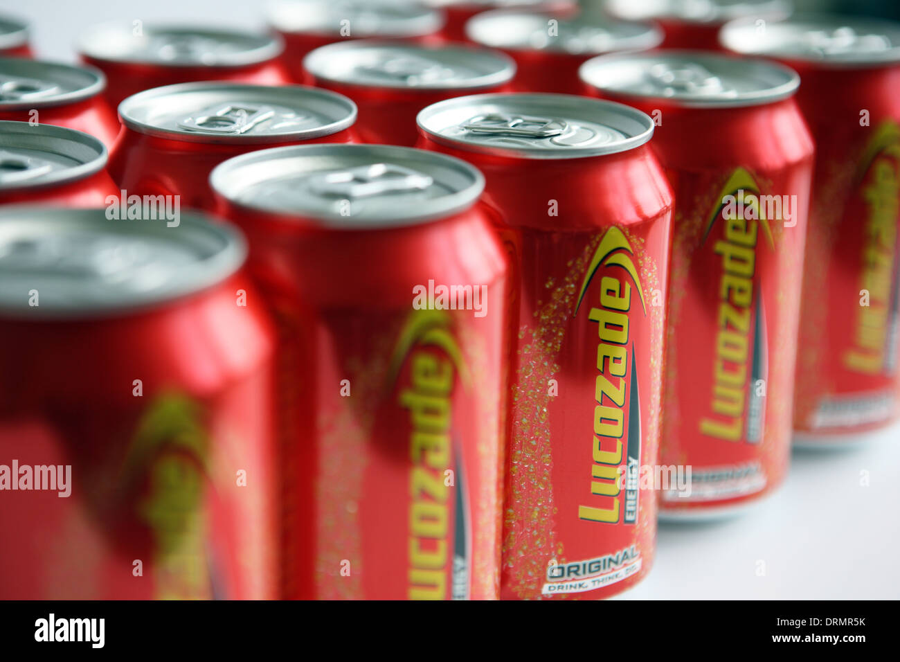 Dosen von Lucozade auf einem Regal Stockfoto