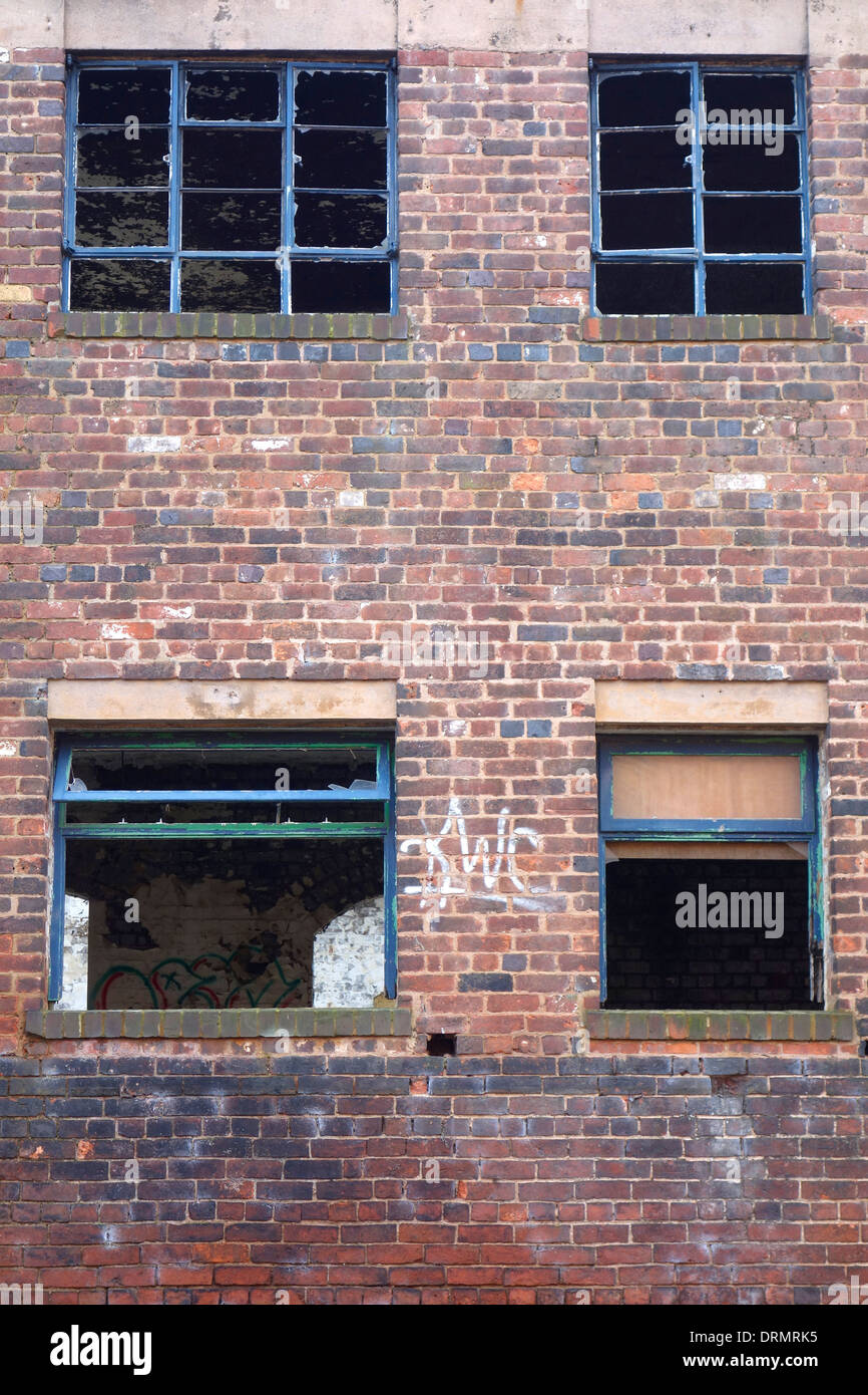 Zerbrochene Fensterscheiben in einer Fabrik, UK Stockfoto