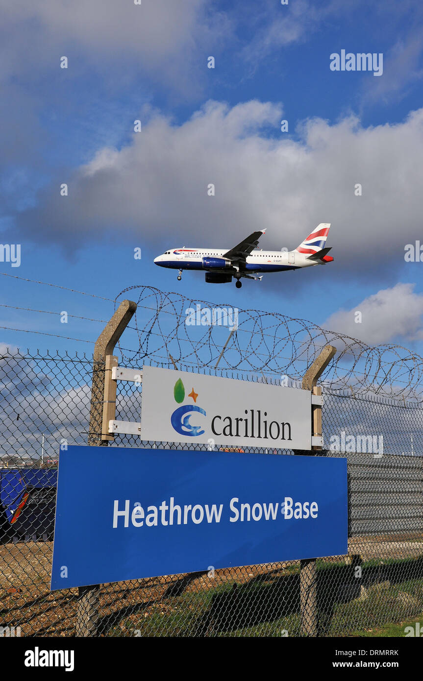 Die Arbeiten zur erweiterten 'Snow Base' am Flughafen London Heathrow sind in Arbeit. Ausgelöst durch das schwere Winterwetter von 2010. Landung des Flugzeugs Stockfoto