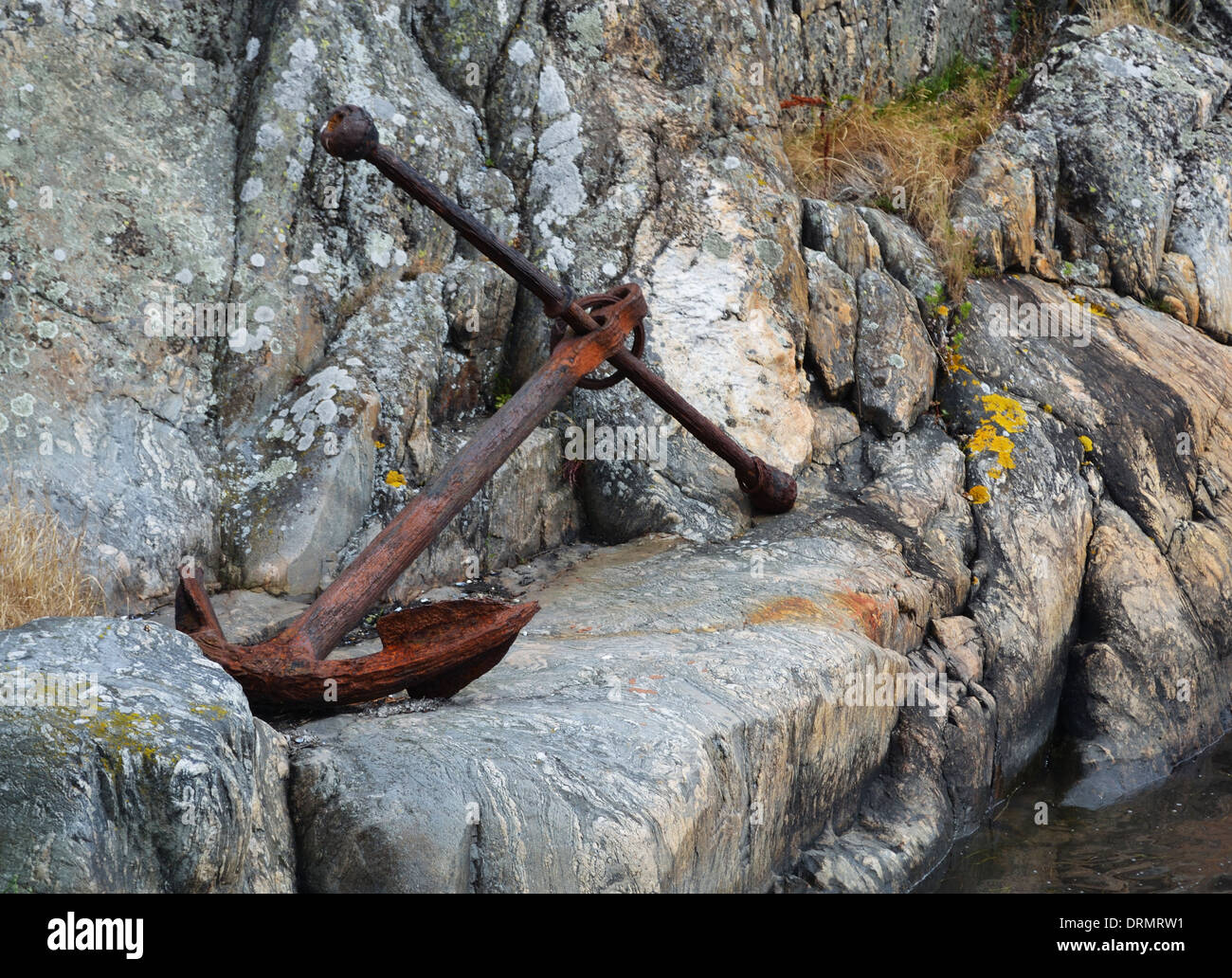 Rostige Boot vor Anker Stockfoto